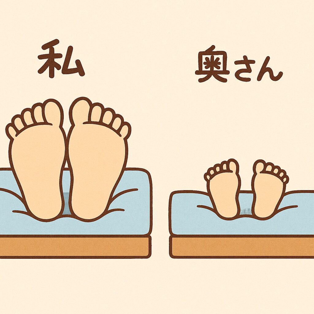 低反発マットレスの上に並んで寝ている「私」と「奥さん」の足のイラスト。 左側の「私」は大きな足が深く沈み込み、マットレスが潰れた状態のまま反発していない。 右側の「奥さん」は小さな足が軽く沈んでいるが、マットレスは正常に反発している。 重さの違いによるマットレスの変化をユーモラスに描いている。 低反発マットレスが“低反発しなくなった日”——体重差あるある絵日記 念願の低反発マットレス…私はズボッと永久沈下中…。