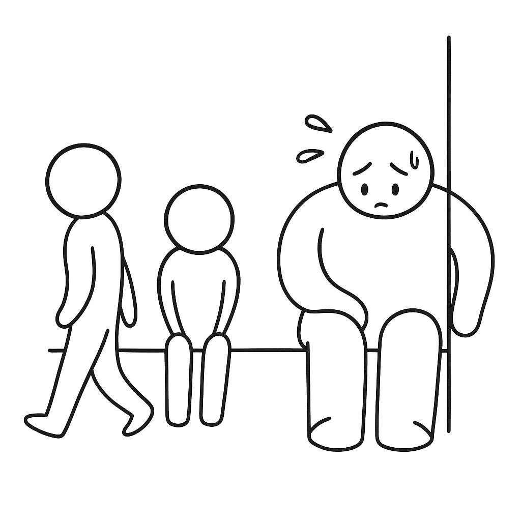 電車の座席に体の大きいハト胸兄さんが座っている。隣にはわずかな隙間があり、若い男性が一度座ろうとしたものの狭さに気づいて立ち去る。ハト胸兄さんは少し困ったように汗をかいている。