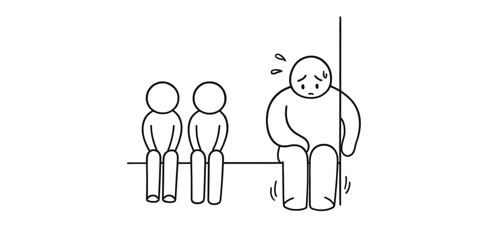 電車の座席に座るハト胸兄さん。身長192cm、胸囲123cmの体格で横幅が広く、隣の席が一人分空いているのに誰も座らない。汗をかきながら少し申し訳なさそうな表情をしている。