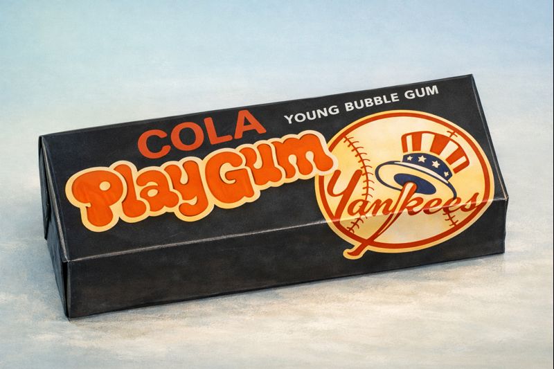 「黒地のガムパッケージに『COLA』『PlayGum』『YOUNG BUBBLE GUM』『Yankees』の文字とロゴのみが描かれたレトロ調のイラスト。余計な背景や装飾は省かれ、昭和時代を感じさせる配色とフォントデザインが強調されている。」